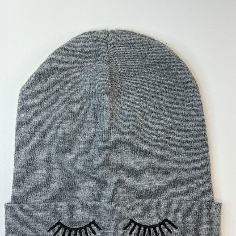 Womens Beanie stocking cap with eye lashes, grey, OS, pre-owned, Rue 21